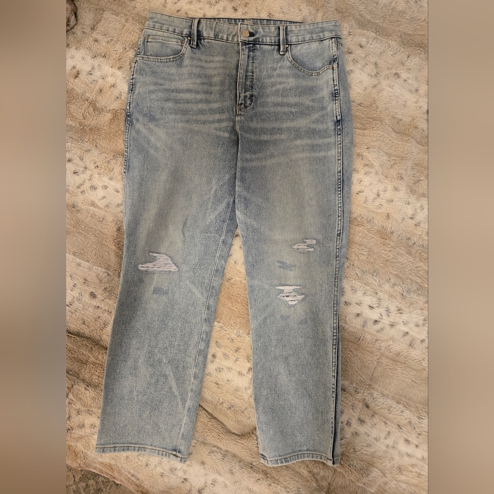 WHBM The Sculpt Straight Leg Crop Light Wash Jeans. Size 12